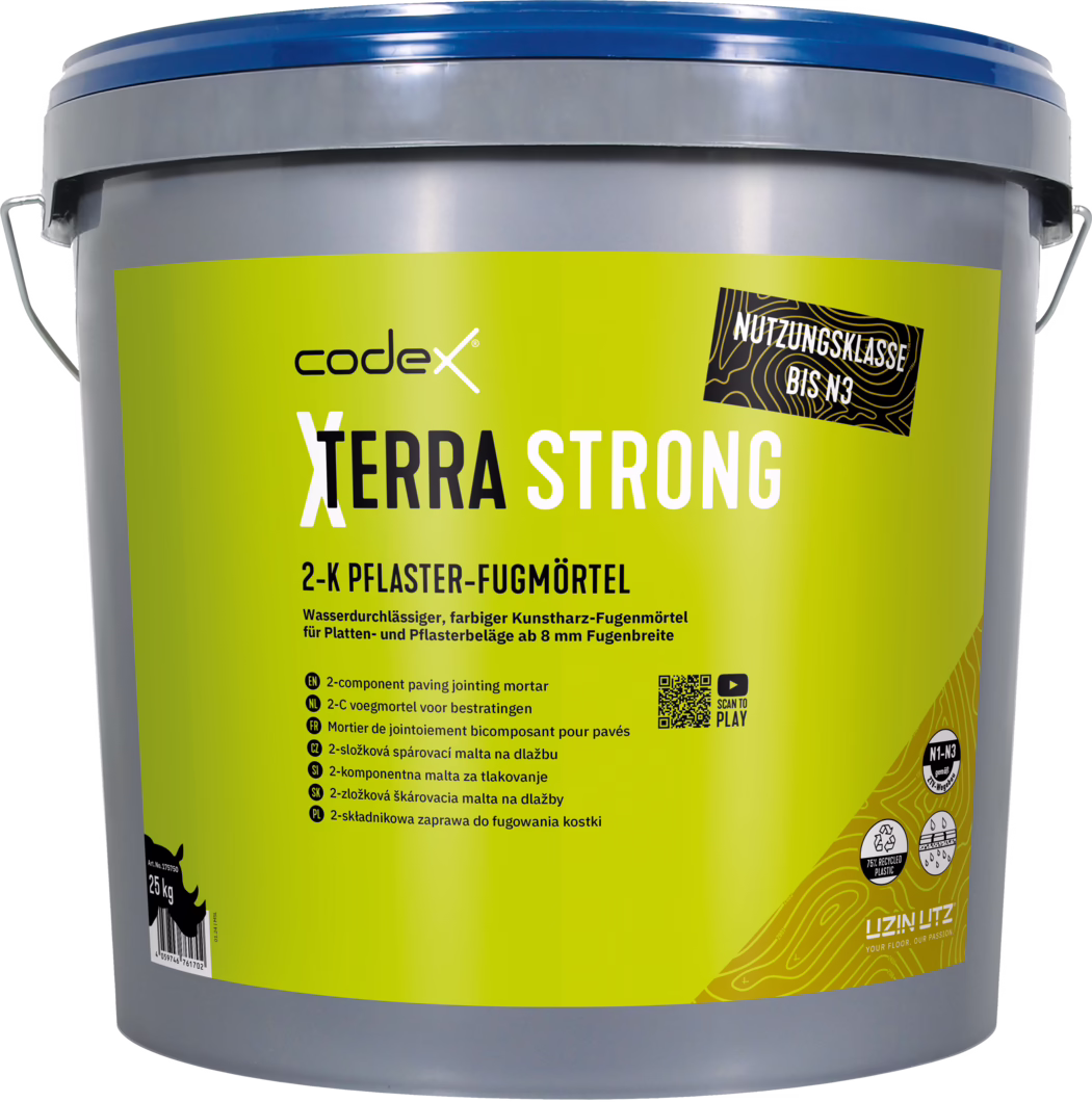 codex_Dummy_X-Terra Strong_front_2024-01 A large grey plastic bucket with a bright lime-green label and a blue snap-on lid, containing 25 kg of Codex 'Terra Strong' two-component paving jointing mortar. The label prominently displays the Codex logo and the bold product name 'TERRA STRONG' in white and black letters, the description '2-K Pflaster-Fugmörtel' and a note that it is a water-permeable, colored resin joint mortar for slabs and paving from 8 mm joint width. Additional elements on the label include a black badge reading 'Nutzungsklasse bis N3', recycling and handling pictograms, a QR code, multilingual usage notes and decorative contour-line graphics in the lower-right corner. The bucket has a metal handle and is clearly designed for outdoor paving and jointing work.