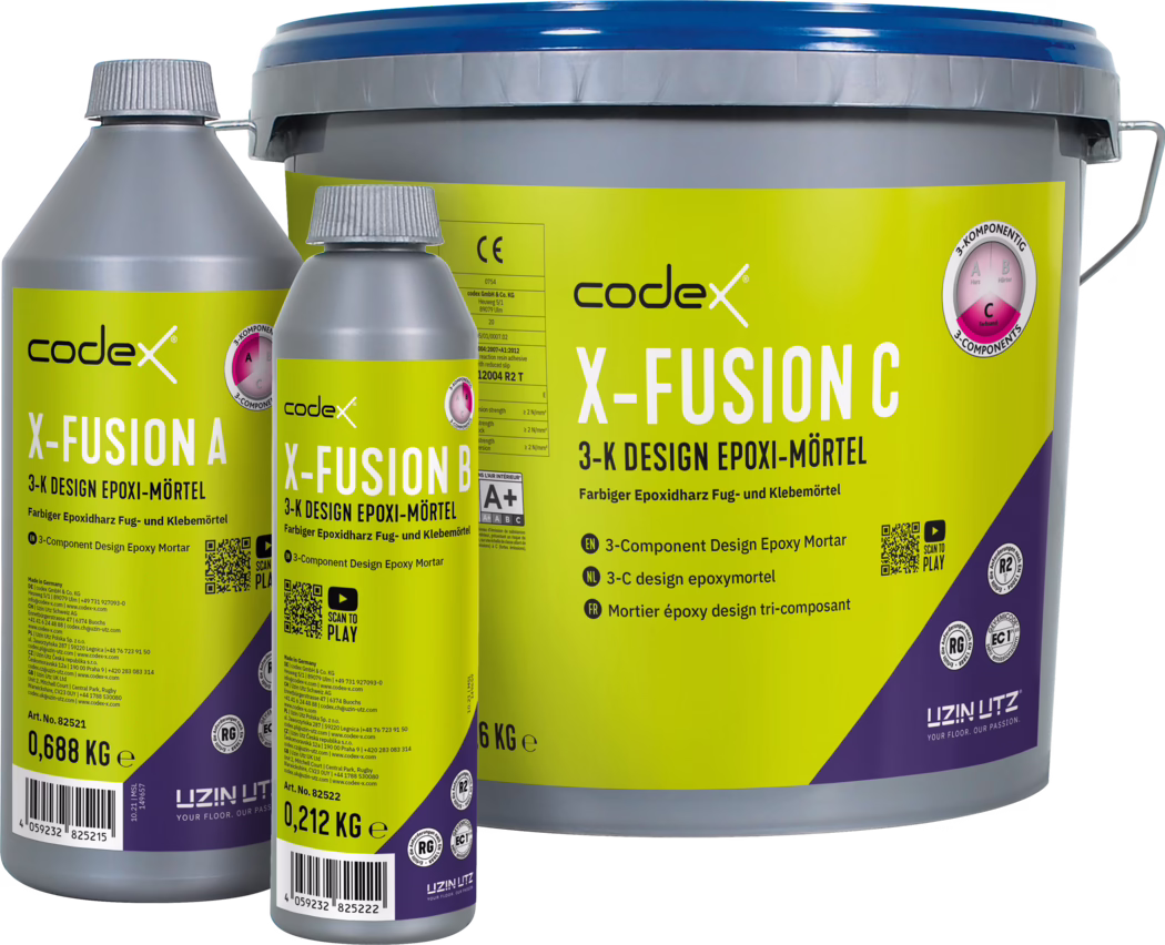 codex_Dummy_X-Fusion 3-C_front_2025-06 Three labeled containers of Codex X-FUSION 3-component design epoxy mortar (X-FUSION A, B and C) on a white background. A large gray bucket with a blue lid is labeled 'X-FUSION C' (6 kg), accompanied by two smaller gray metal bottles with bright yellow labels marked 'X-FUSION A' (0.688 kg) and 'X-FUSION B' (0.212 kg). The packaging shows bold black Codex branding, high-contrast yellow and purple label graphics, technical text, certification icons and a QR code. The photo emphasizes product packaging, size markings, screw caps and the metal handle of the bucket, with clear typography and commercial presentation.