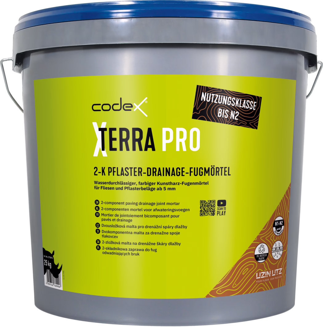 codex_Dummy_X-Terra Pro_front_2024-01 Gray plastic bucket with a blue lid and a bright lime-green label for 'codex Xterra PRO', a 2-component paving drainage joint mortar; label shows the product name, technical information, a 'Nutzungsklasse bis N2' sticker, weight '25 kg' and small icons, photographed on a light background.