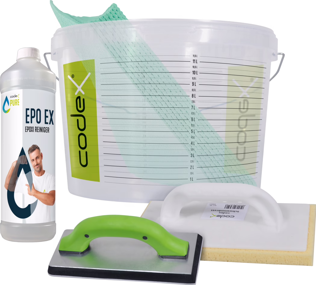 A professional epoxy application kit arranged on a white background: a transparent plastic mixing bucket with printed graduated volume markings up to 11.5 L and a vertical green 'codex' logo; a folded mint-green textured mixing cloth draped over the bucket rim; a translucent bottle labeled 'EPO EX Epoxi Reiniger' (epoxy cleaner) with a droplet logo and a photographed man on the label; two hand floats — one with a green ergonomic handle mounted on a metal base with a black rubber backing, the other with a white plastic handle and a yellow sponge pad. The composition highlights material textures, brand graphics and tool shapes, suitable for product listings, DIY instructions and demonstration of mixing, applying and cleaning epoxy or similar floor coatings.