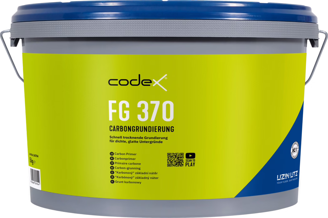 codex_Dummy_FG 370_front_2023-12 A large plastic bucket of Codex FG 370 carbon primer with a bright yellow label and blue lid, metal handle; the front label displays the product name 'FG 370', the term 'Carbongrundierung', a short German usage note, a QR code and the manufacturer's logo. High-resolution studio shot clearly showing label printing, icons and packaging texture.